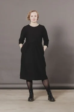 Marisa Mekko, Musta Dot><noscript><img width=