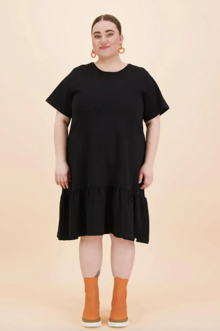 Ruffle T-Paitamekko, Musta>Kaiko Fashion