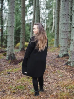 Monica Neuletakki, Musta><noscript><img width=